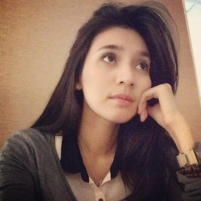 Dhini aminarti yang jago ber-akting, jago juga berselfie