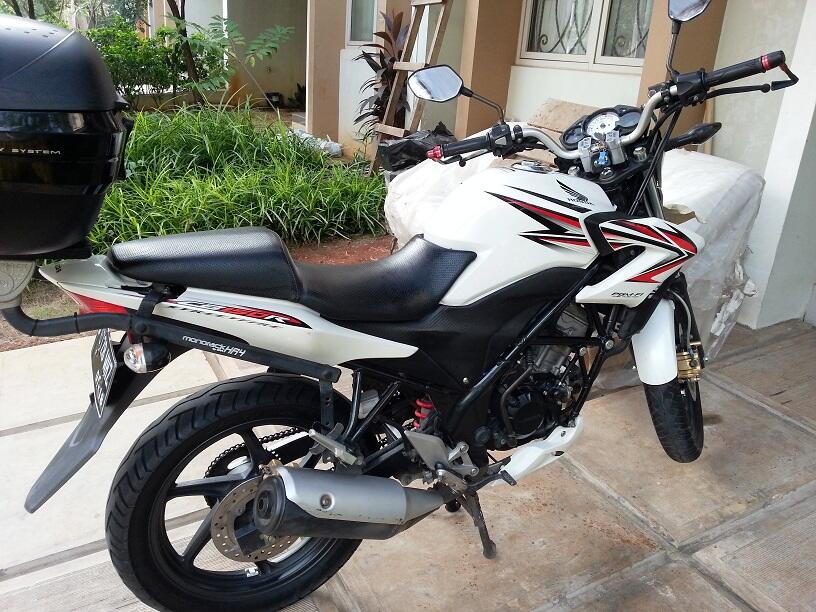 Terjual JUAL CEPAT MOTOR HONDA CB150R 2013 W BOX GIVI 
