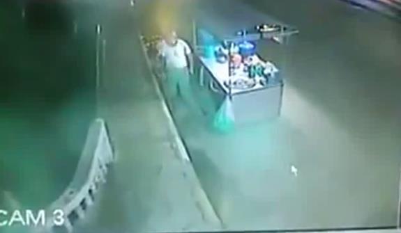Setanpun tidak suka sama orang yg membuang sampah sembarangan