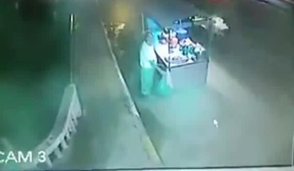 Setanpun tidak suka sama orang yg membuang sampah sembarangan