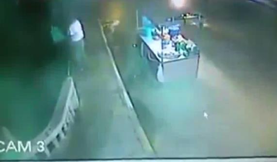 Setanpun tidak suka sama orang yg membuang sampah sembarangan