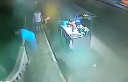 Setanpun tidak suka sama orang yg membuang sampah sembarangan