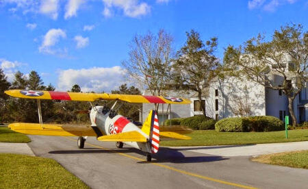 sebuah kota di Florida hampir setiap rumah memiliki garasi pesawat