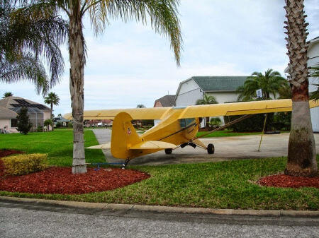 sebuah kota di Florida hampir setiap rumah memiliki garasi pesawat