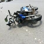 Thai Motorradfahrer isst Asphalt