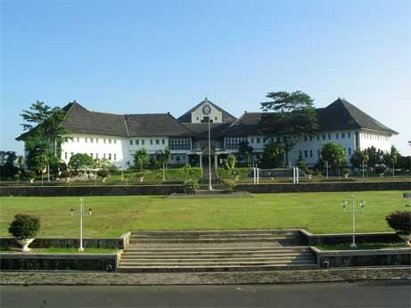 Update 100 Daftar Universitas Terbaik di Indonesia dan Peringkat Dunia nya