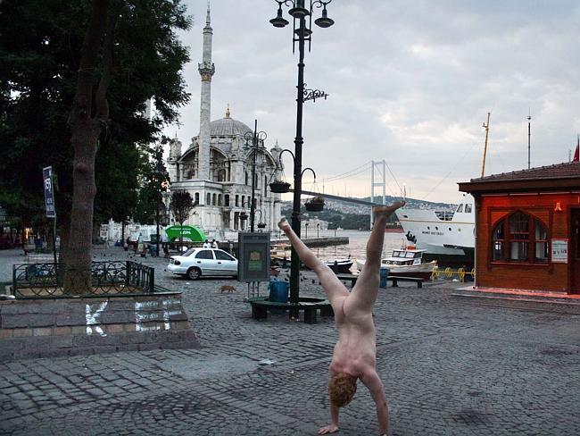 Heboh, Pria Misterius Berfoto &quot;Naked&quot; di Berbagai Negara