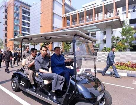&#91;like a boss&#93; Naik Mobil VVIP, SBY Sopiri Jokowi 