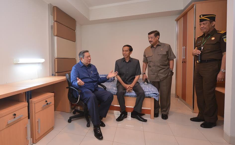 &#91;like a boss&#93; Naik Mobil VVIP, SBY Sopiri Jokowi 