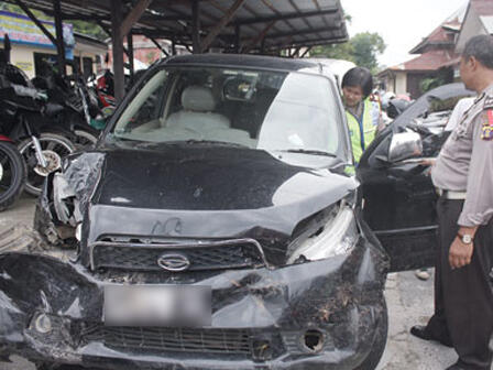 Pesta Miras di Mobil, Terios Terbalik dan 4 Kritis