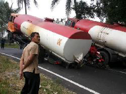 INDONESIA! ajang balap liar TRUK besar