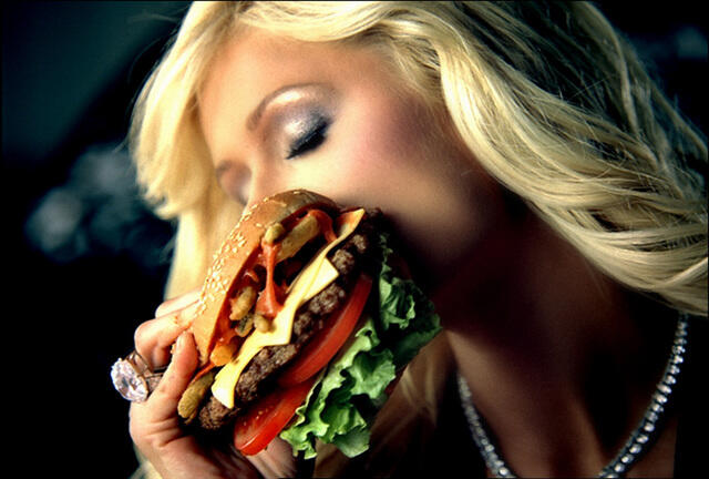 5 Artis Hollywood Yang Terpaksa Gila Karena Iklan Fast Food!