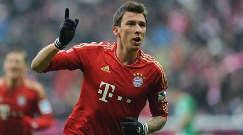 Para Striker Top Korban Bayern Munchen