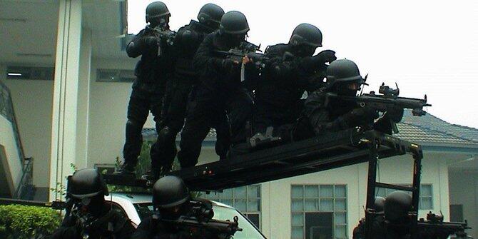 Membandingkan latihan kopasus malaysia dan TNI