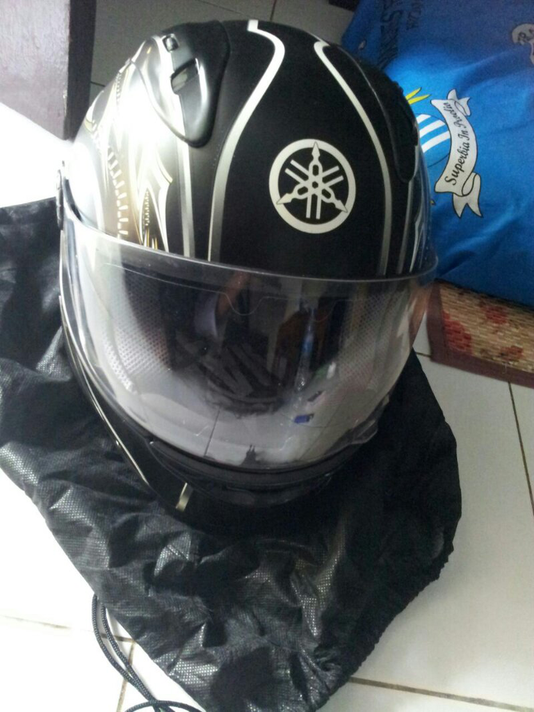 helm yamaha bawaan byson..new 100%!!warna hitam gan..