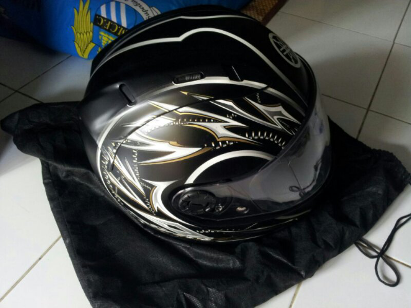 helm yamaha bawaan byson..new 100%!!warna hitam gan..