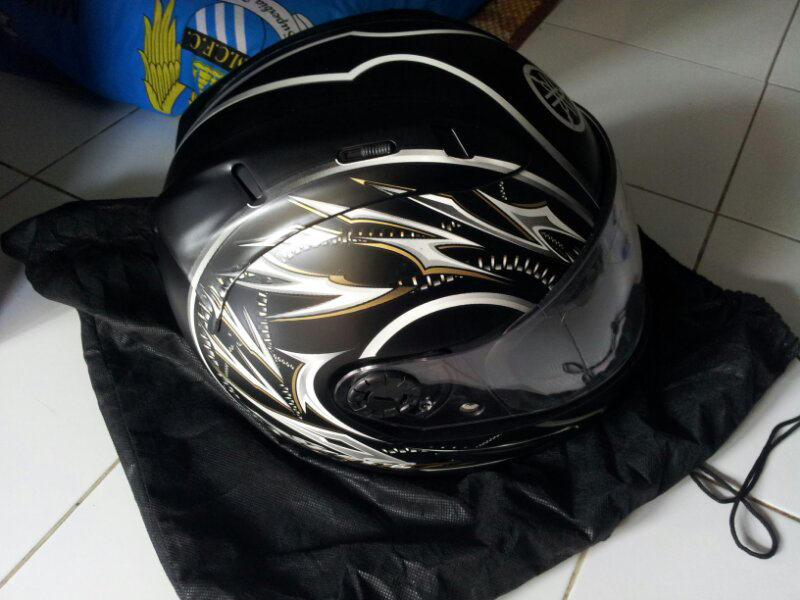 helm yamaha bawaan byson..new 100%!!warna hitam gan..