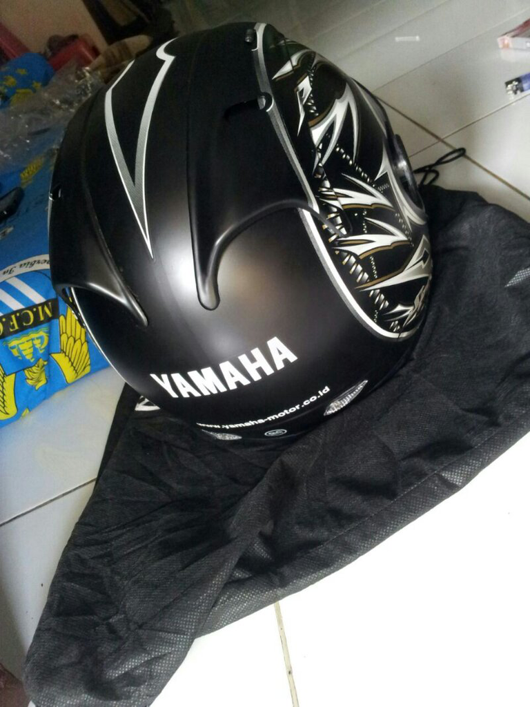helm yamaha bawaan byson..new 100%!!warna hitam gan..