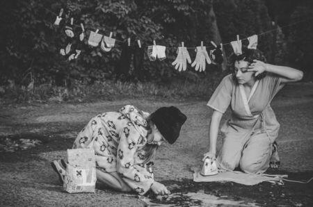 Protes Jalanan Rusak Dan Berlubang, Orang-Orang Ini Membuat Foto Kreatif