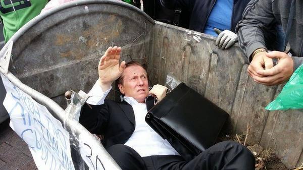 &#91;LUCU&#93; Anggota parlemen Ukraina dimasukkan ke tong sampah oleh rakyat