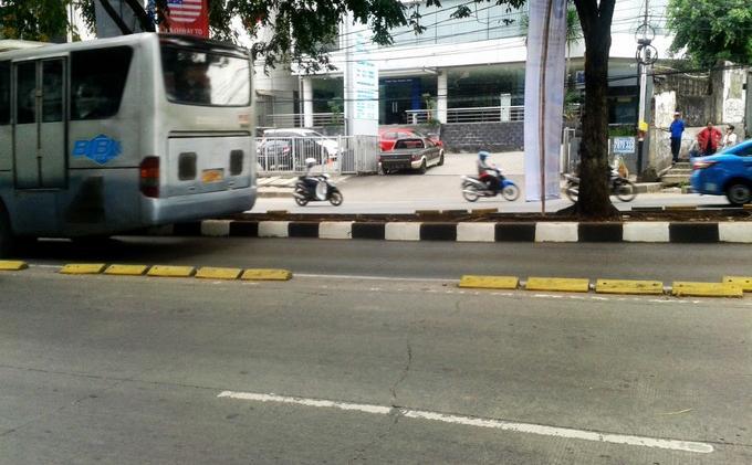 Ooooo…Begini Toh Bahayanya Separator Busway Yang Lepas Dan Bikin Celaka.