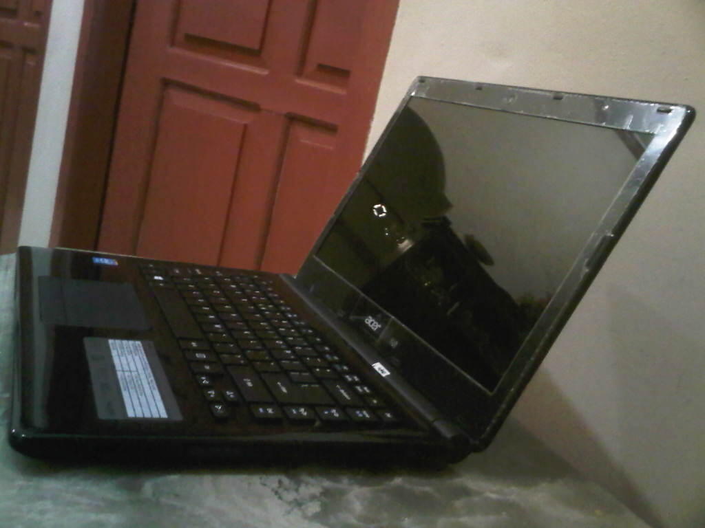 LAPTOP ACER E1-410 HASWELL RAM 2GB HDD 320GB GARANSI 4 BULAN GRATIS ONGKIR PALEMBANG