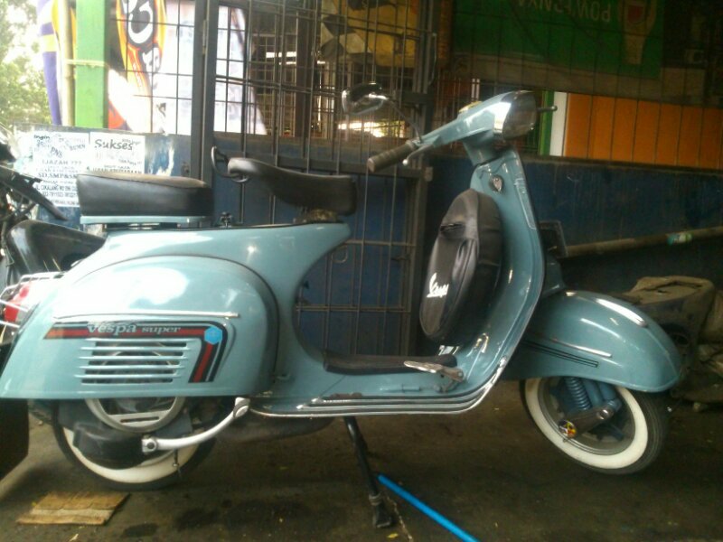 vespa biru telor asin