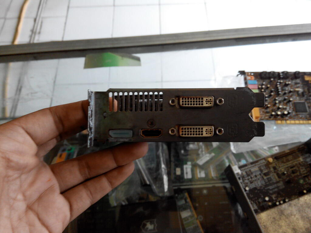 GIGABYTE 5850 RUSSAAKK YANG BUTUH