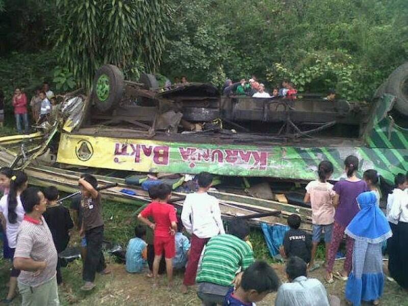 Warga Berebut Barang Milik Korban Kecelakaan
di Tol Jagorawi