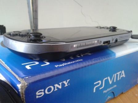 ps vita wifi 4gb memory + 1 game