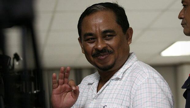 "Semua Bisa Diatur" bisik lutfi sambil tersenyum (SENYUMAN KORUPTOR)