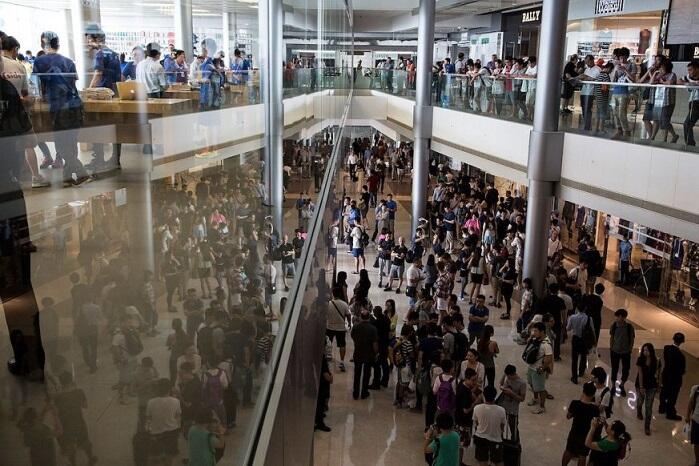 Foto Antrian panjang untuk iPhone 6 di berbagai negara