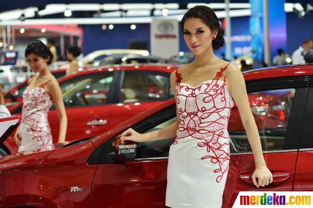 FOTO: Pesona SPG Sexy IIMS 2014 (Indonesia International Motor Show)