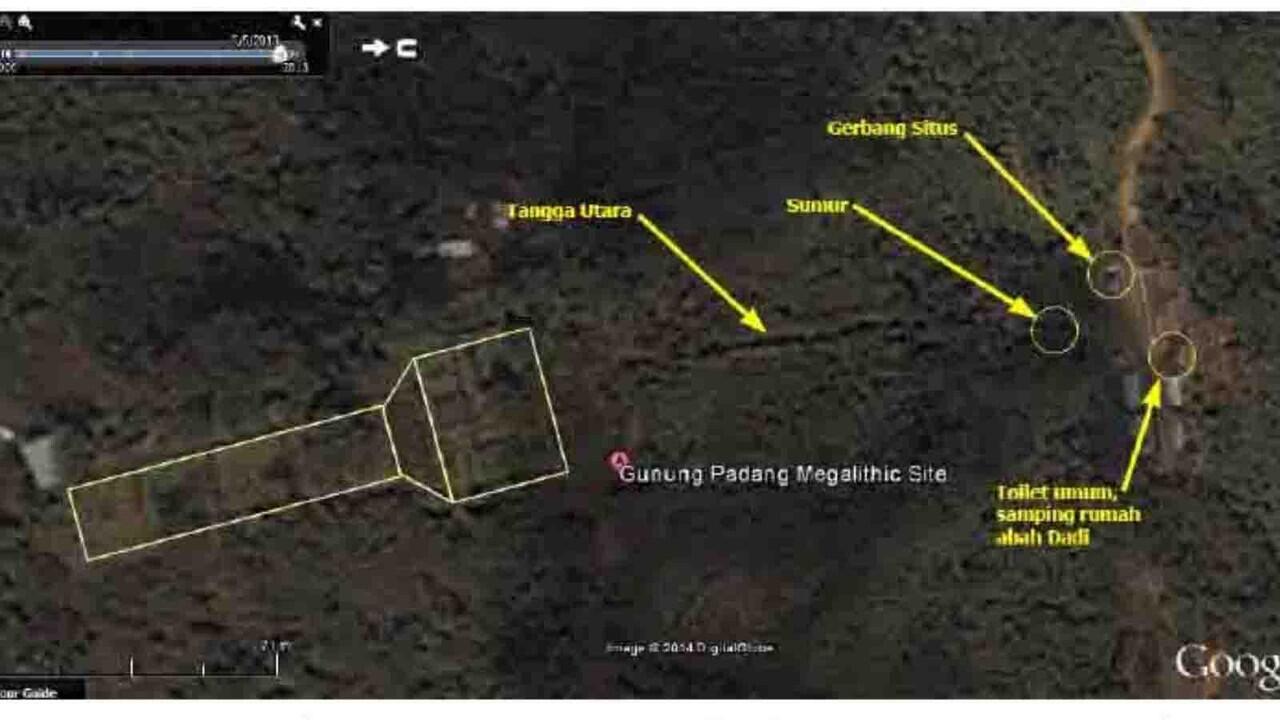 TIM RISET TTRM MEMBUKA TANGGA ASLI UTARA GUNUNG PADANG