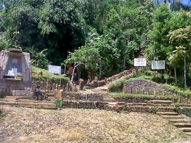 TIM RISET TTRM MEMBUKA TANGGA ASLI UTARA GUNUNG PADANG