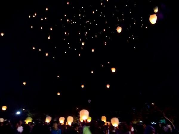 Cantiknya Ratusan Lampion Terbang Hiasi Langit Gedung Sate