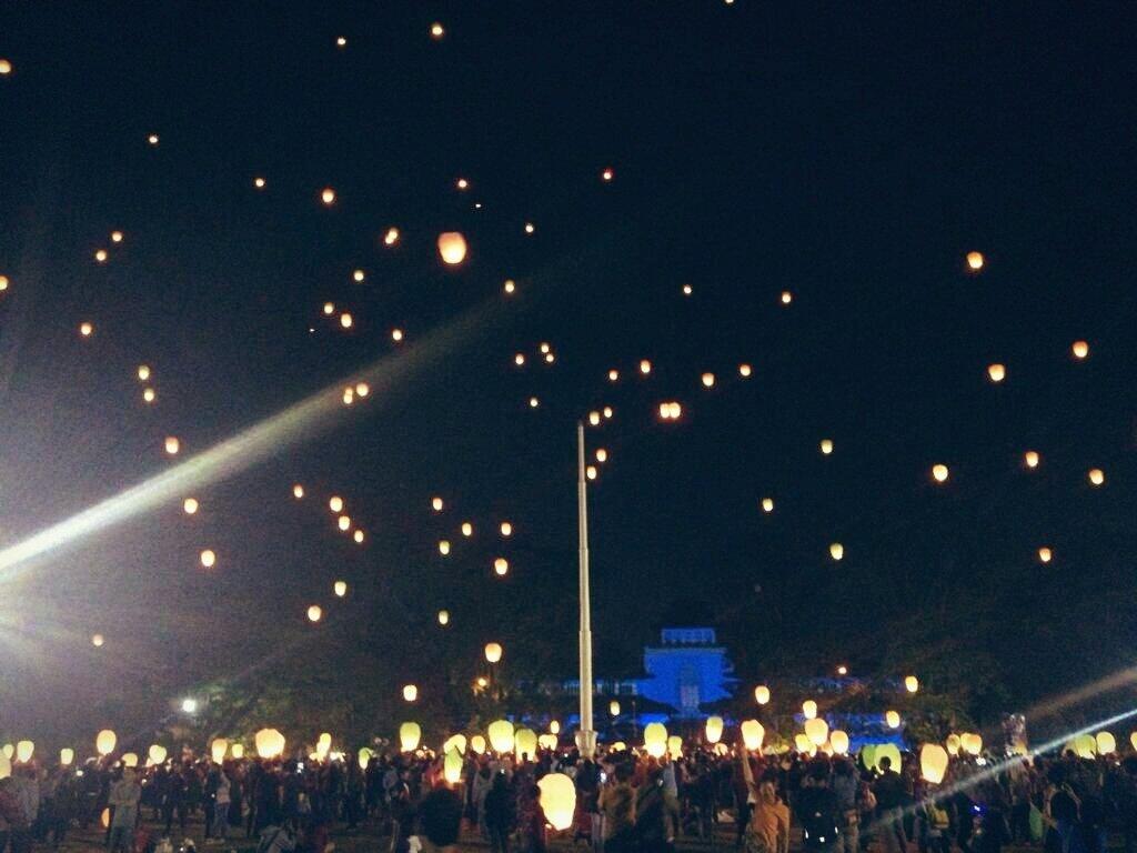 Cantiknya Ratusan Lampion Terbang Hiasi Langit Gedung Sate