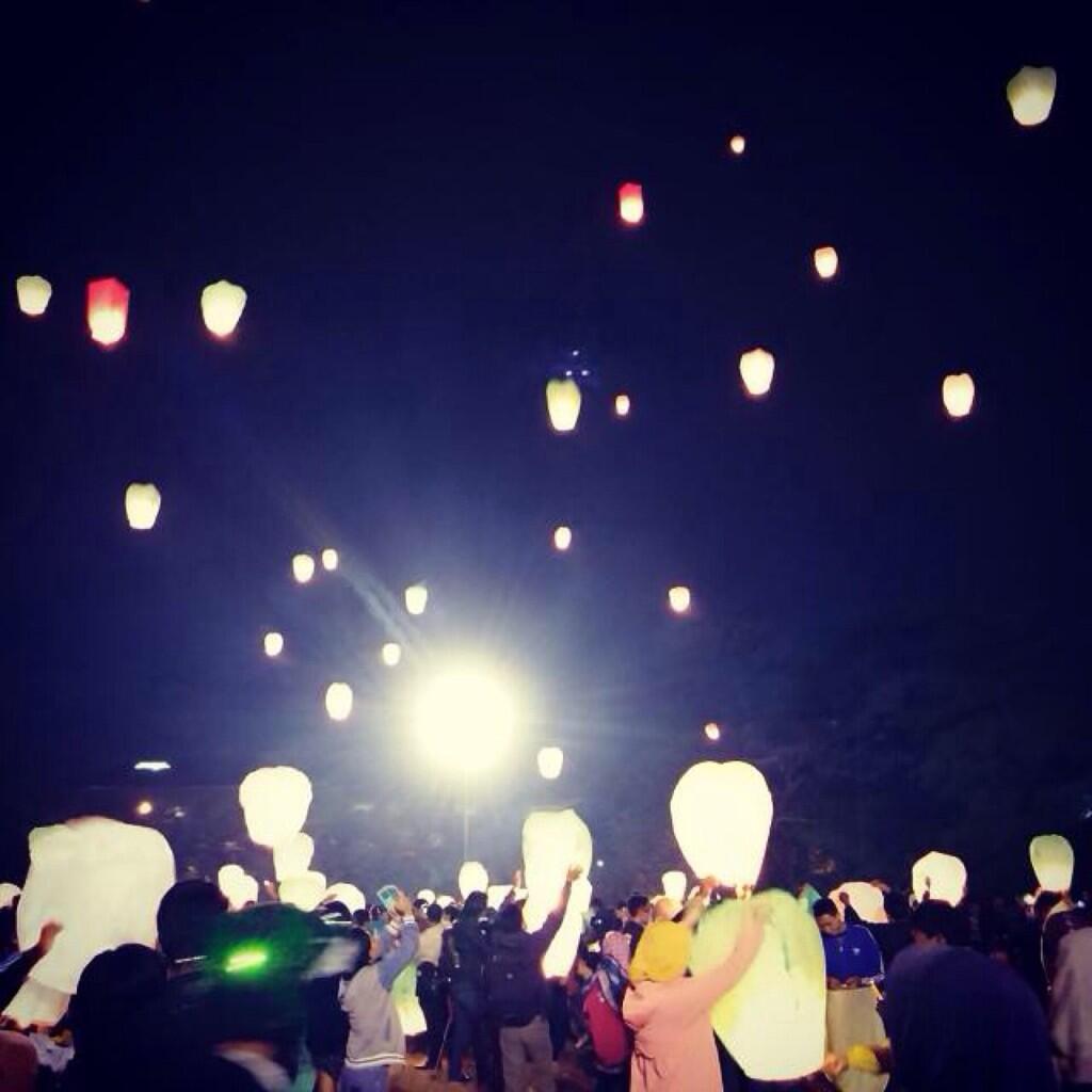 Cantiknya Ratusan Lampion Terbang Hiasi Langit Gedung Sate