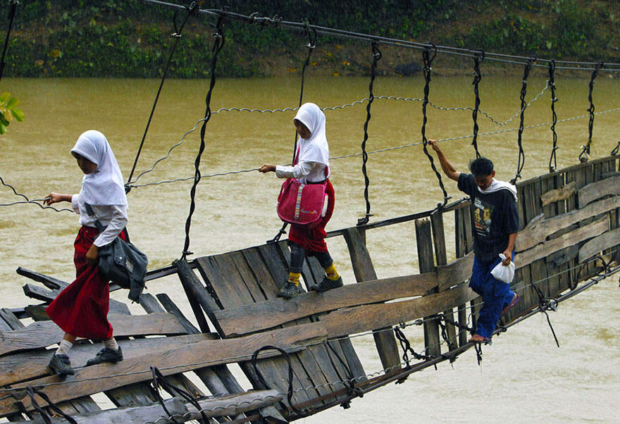 Perjalanan ke Sekolah dengan Mempertaruhkan Nyawa &#91;Pict&#93;