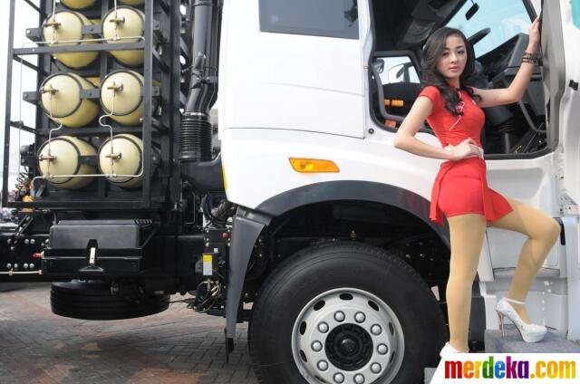 FOTO: Pesona SPG Sexy IIMS 2014 (Indonesia International Motor Show)