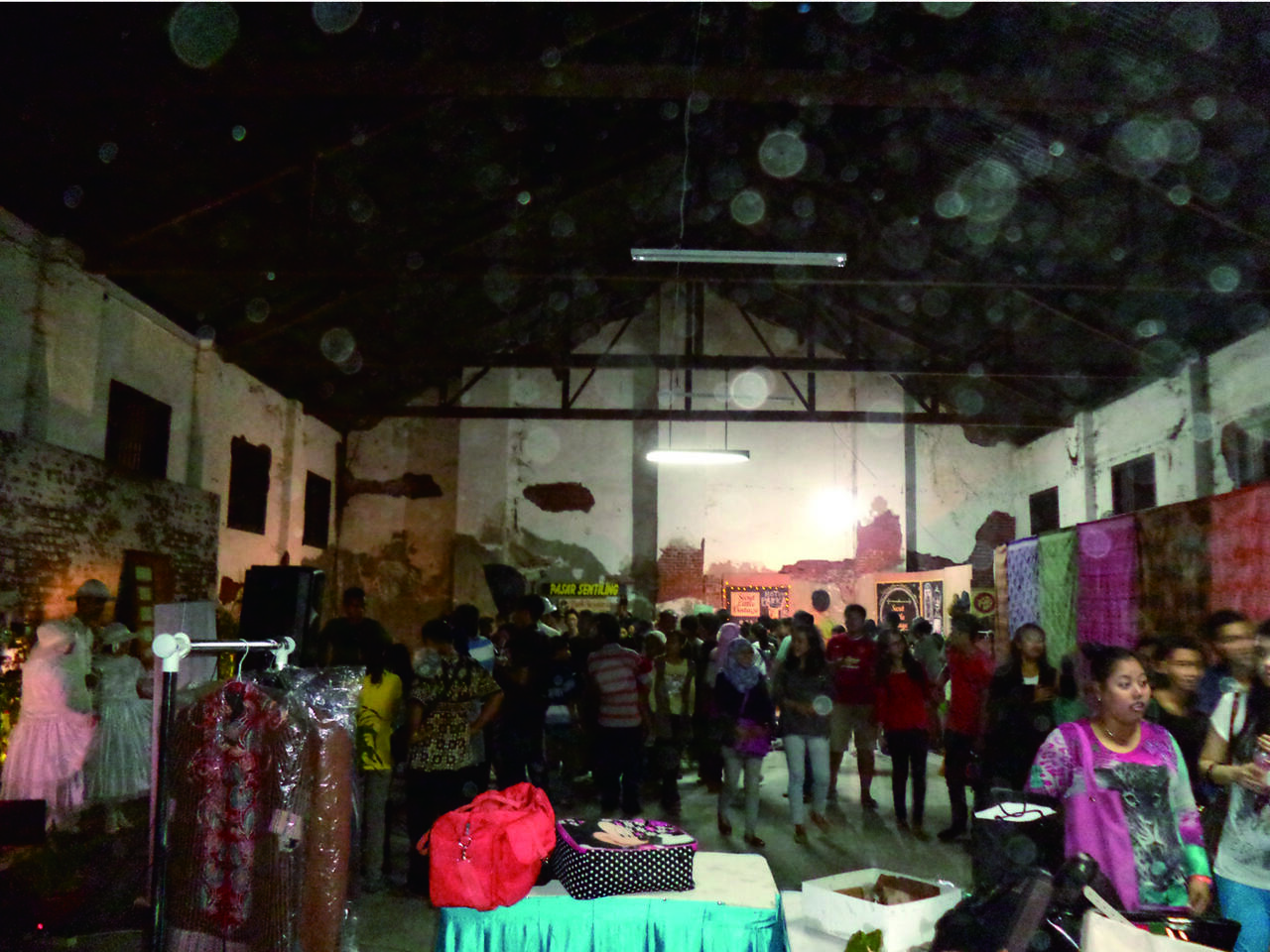 Orbs yang berjubel di gedung tua di Festival kota lama Semarang