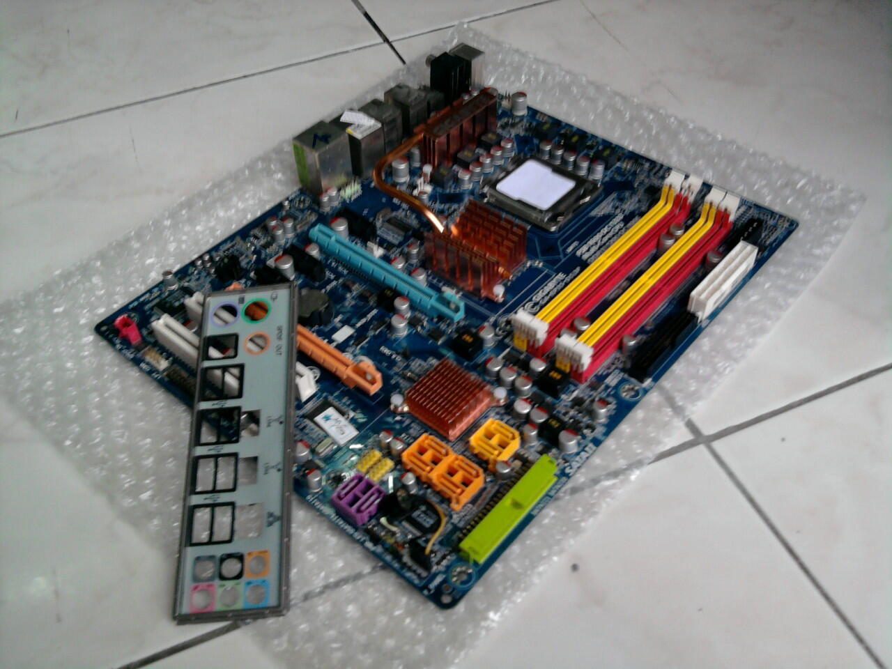 GIGABYTE GA-EP35-DS3P (All Solid Capacitors + Support Quad Core)