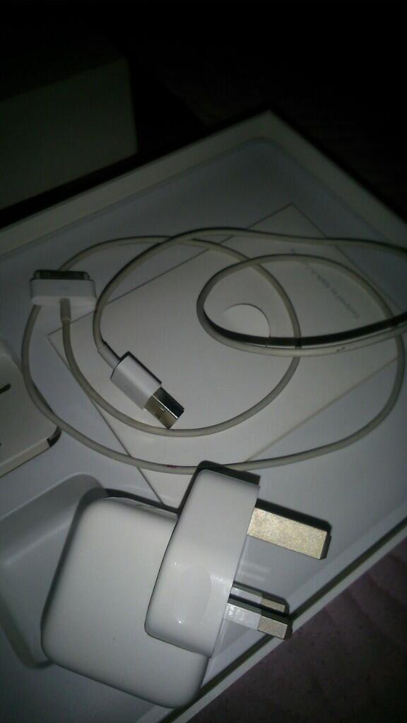 Ipad 3 64gb Cellular 3g / 4g + Wifi Black Lengkap Mulus Ada Bonusnya