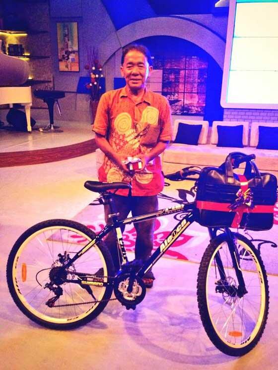 Pak Mmelmi 60 thn Mengajar B.Inggris dan Jepang, berkeliling dengan Sepeda Bututnya 
