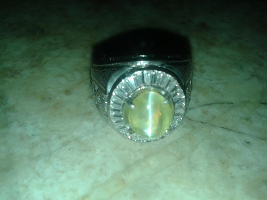 Natural cat eyes chrysoberyl