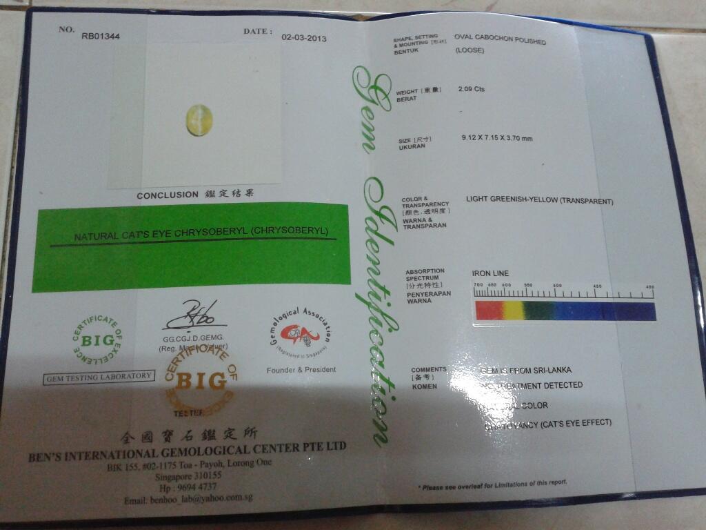 Natural cat eyes chrysoberyl