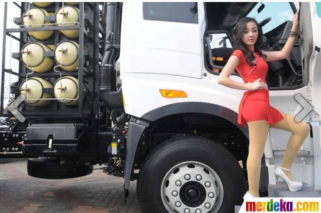 &#91;Bening Gan&#93;SPG cantik nan seksi hiasi stan pameran truk di IIMS 2014