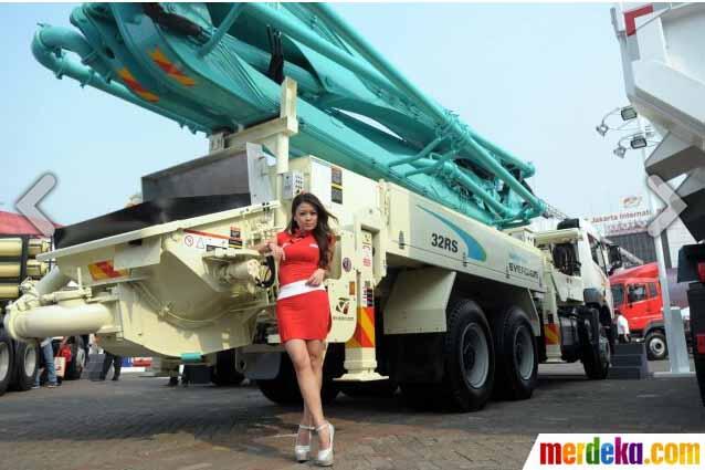 &#91;Bening Gan&#93;SPG cantik nan seksi hiasi stan pameran truk di IIMS 2014