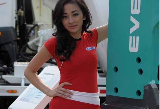 &#91;Bening Gan&#93;SPG cantik nan seksi hiasi stan pameran truk di IIMS 2014