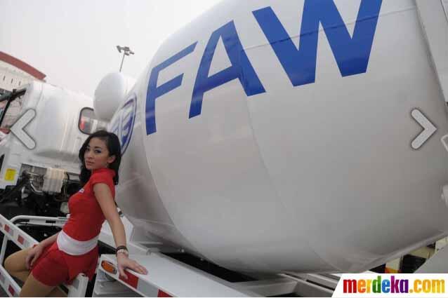 &#91;Bening Gan&#93;SPG cantik nan seksi hiasi stan pameran truk di IIMS 2014